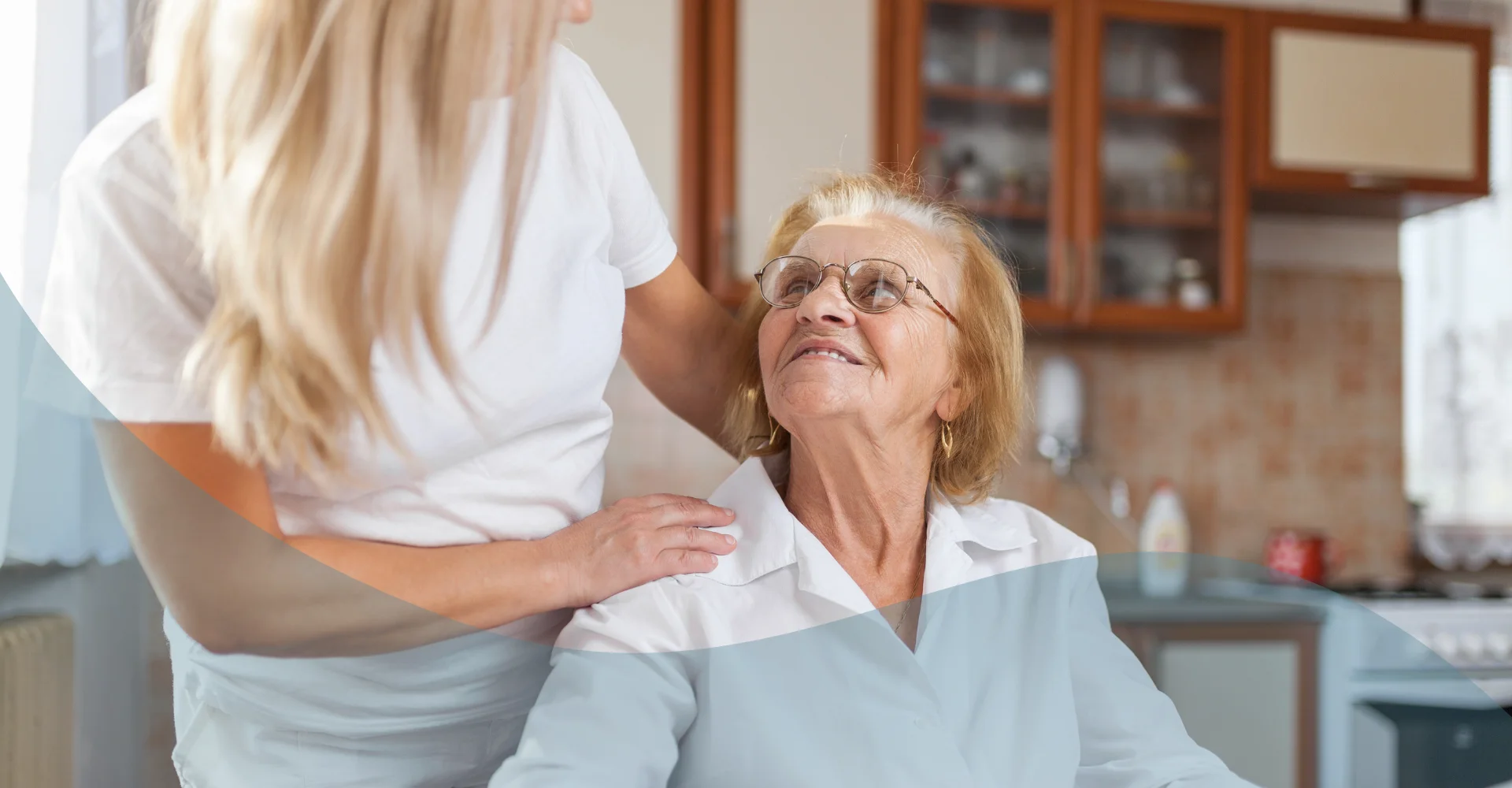 Betreuungskraft und Seniorin im vertrauten Zuhause