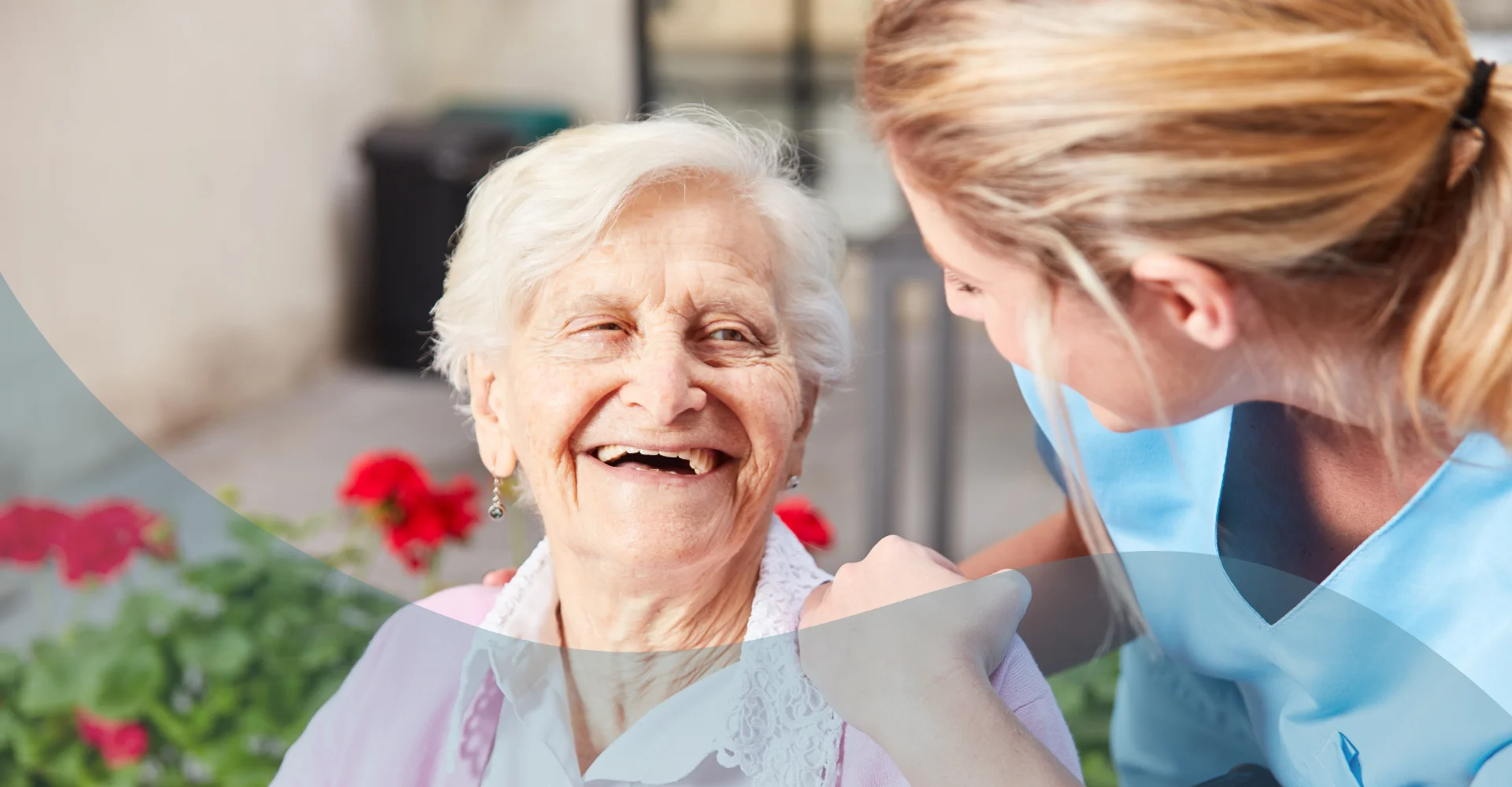 Mobile Pflegekraft unterstützt eine Seniorin zu Hause